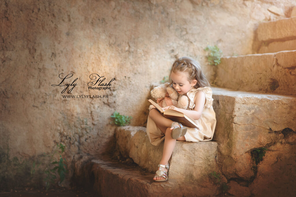 photo de petite fille qui lit un livre magique photographe pour enfant