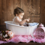 portrait bbé fille en studio avec une belle baignoire une merveilleuse princesse et un papillon avec une lumière dorée magique