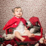 Le petit chaperon rouge une photo de bébé en studio a Forcalqueiret pour une famille heureuse