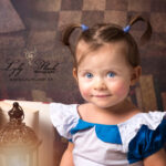 photo de bébé en studio avec un portrait de petite fille de Flayosc avec de beaux yeux bleus