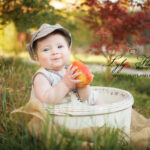 photo d un bébé dans un jardin qui est heureux avec sa mangue