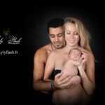 photo de famille avec bébé pour célébrer la naissance en studio pour un souvenir intemporel et éternel au studio photo près de Signes