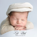 photographe naissance un portrait de nouveau-né près de Saint-Cyr-sur-Mer , le bébé porte une belle casquette vintage