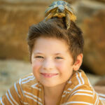 portrait d enfant amusant avec une tortue sur la tête, un moment de partage et de complicité pour ces deux amis