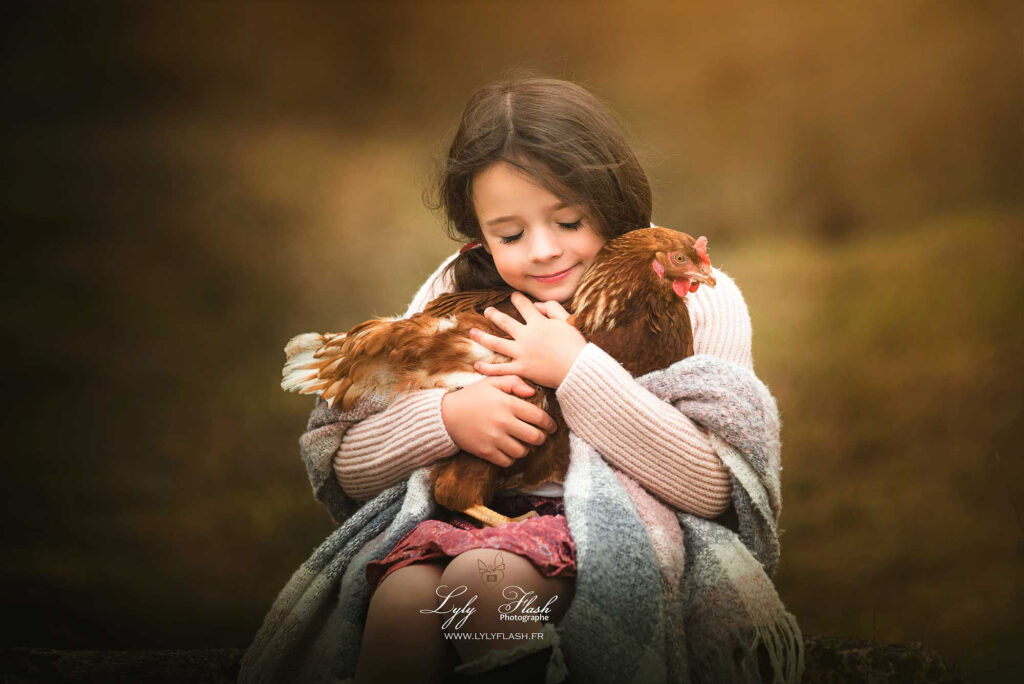 la fille et la poule, un câlin incroyable capturé par la photographe Lyly flash dans ses jardin de Le val 83143, quand la magie de la nature vient subliment l histoire de cette photo