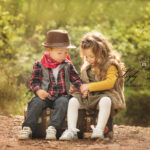 photo d enfants réalisée en extérieur pour mettre en valeur leur joie et leur complicité près de Les Mayons par la photographe Lyly flash