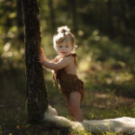 portrait d enfant en pleine nature quand la photographe sublime le bonheur des bébé grâce a la nature près de Cogolin