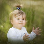 magnifique portrait de petite fille en pleine nature près de Châteauvert qui met en valeur sesbeaux yux et tout sonbonheur