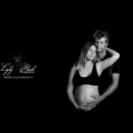 Magnifique photographie en noir et blanc capturant l'amour d'un couple lors d'une séance photo de grossesse réalisée par une photographe spécialisée en portraits pour femmes enceintes. Ce splendide shooting met en valeur l'intimité et la beauté de la future famille, immortalisant des moments précieux. Les futurs parents, originaires de la région PACA, rayonnent de bonheur dans cette image artistique et intemporelle, où chaque détail révèle l'émotion et la tendresse de cette étape unique de leur vie