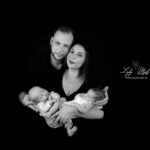 un photo de nouveau-né jumeaux en noir et blanc avec leurs parents, une photo pleine de fierté et de douceur.