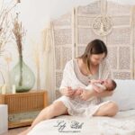 photo d une jeune maman et son bébé dans le home studio de la photographe, une ambiance comme à la maison chez la photographe pro près de Fayence