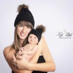 photo de naissance maman et bébé qui porte un bonnet en studio , bonnet maman et bonnet bébé assortis, un moment de pure bonheur au studio photo près de Flayosc