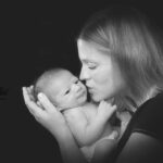 idée portrait naissance le bisous de maman. Une belle photographie souvenir pour ce nouveau-né de Cavalaire-sur-Mer