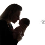 nouveau-né nez a nez avec sa maman , une photographie en contre jour mis lumière mi ombre pour cette séance photo naissance réalisée en studio près de Le Castelet