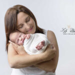 une famille de Carqueiranne célébre la naissance de leur petite fille lors d un shooting photo en studio. Le portrait du nouveau-né avec sa maman fait partie de la jolie collection souvenir crée lors de la séance photo réalisée par Lyly Flash