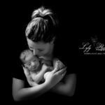 Photographie portrait une mère et son fils en noir et blanc a la naissance, quand les premier bisous on toute l'importance d'une vie