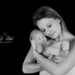 photo d une jeune maman portant son nouveau-né sur son cœur. photographie noir et blanc en studio près de Bras par la photographe Lyly Flash