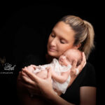 Jeune maman de Bargemon en séance photo avec sa petite fille de 5 jours. Une photographie tendre qui restera un beau souvenir pour toute la vie. Photo réalisée près de Bargemon par Lyly Flash