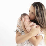 un portrait mère enfant réalisé par la photographe lyly flash en studio photo sur fond blanc près de Ampus. Afin de mettre en valeur le printemps moment de naissance de ce beau bébé