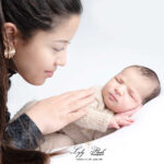 Portrait mère enfant pour la naissance de bébé. la séance photo nouveau-né qui met en valeur votre bonheur par la photographe près de Toulon