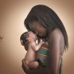 photo de naissance , un beau bébé métisse fait un nez a nez avec sa maman d'origine Africaine, ils sont les plus heureux du monde et surement les plus beaux. Une photographie pleine de tendresse au studio photo Lyly Flash près de Fox-Amphoux