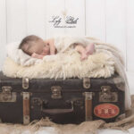 photographe de naissance Lyly flash vous propose de réaliser des photos de votre nouveau-né dans cette ambiance douce et confortable, comme sur la photo votre bébé dormira se façon sereine, emmitouflé dans des couvertures douces, sur une male de voyage pour rappeler le trajet que vous réaliser pour venir au studio depuis Mandelieu-la-Napoule