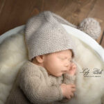 Un bébé qui dort avec un beau bonnet en laine dans un cocoon de laine, venu de Saint-Jean-Cap-Ferrat pour réaliser ses cliches souvenirs avec la photographe du studio lyly flash