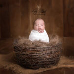 photo de naissance pour un bébé de Le Pradet réalisée en studio par la photographe spécialisée dans la photo de naissance en toute sécurité Lyly flash