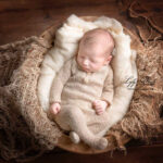 photographe naissance, un bébé dort dans un nid de coton et de bois avec un peu de toile de juste pour une atmosphère douce et cosy, un souvenir sur mesure pour ce bébé venu de Saint-Laurent-du-Var chez Lyly flash photographe