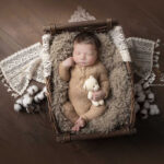 photographe naissance bébé dans un décor doux aux fleurs de cotons de Digne-les-Bains