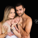 photo de famille pour célébrer la naissance de leur premier enfant, un bébé tellement voulu qu'il mérite des souvenirs a la hauteur de leur bonheur. La photographe a eu le plaisir d'accueillir cette magnifique famille de Saint-Paul-en-Forêt pour un shooting naissance cocoon