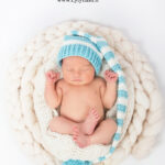 photographe naissance portrait en toute simplicité de ses premiers jours pour ce beau bébé près de La Seyne-sur-Mer