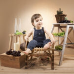 photo de bébé pour une famille qui cultive le raisin pour en faire du vain. C'est toujours super mignon de mettre vos métier passion en valeur durant votre shooting photo en famille. c'est cela représente l'environnement dans lequel votre bébé grandit.