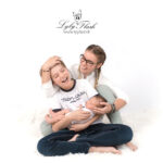 photographie famille heureuse . Deux adolescents heureux d'accueillir le petit frère a la naissance, une photographie fou rire magnifique réalise par la photographe de Toulon Lyly Flash