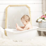 un bébé s'amuse avec son pied dans on bain une photo pleine de naturel et d instant de vie c'est ce que vous propose de vivre la photographe en choisissant son studio photo spécialisé dans la photographie d enfant et de bébé heureux