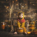 photo d un bébé gourmand qui aime le miel est les gâteau, que la photographe en a fait un petit ourson trop mignon. Quand l'art de la photographe d adapte en plein milieu de la séance photo pour vous créer des souvenirs uniques