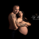 La photo de grossesse en couple est une manière précieuse de capturer l'amour et l'anticipation des futurs parents à l'approche de la naissance. En tant que photographe spécialisée, mon objectif est de saisir cette connexion unique entre les partenaires, mettant en lumière leur complicité et la joie partagée dans cette aventure. Chaque séance est personnalisée pour refléter l'histoire et les émotions du couple, créant des souvenirs intemporels à travers des images artistiques et authentiques. Que ce soit en studio ou en extérieur, chaque cadre est choisi pour sublimer l'attente et immortaliser ce moment magique. La photographie de grossesse en couple devient ainsi un héritage visuel qui raconte l'origine de la nouvelle famille à venir