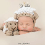 photo naissance un beau bébé porte un bonnet de mouton comme son petit doudou. Une photographie pleine de douceur pour un souvenir unique de cette naissance sur Garéoult