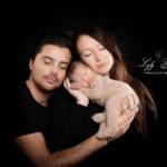 Magnifique photo de naissance en famille pour cette famille de Arles venue nous présenter son magnifique bébé 6 jours après sa naissance pour le plus grand bonheur de la photographe