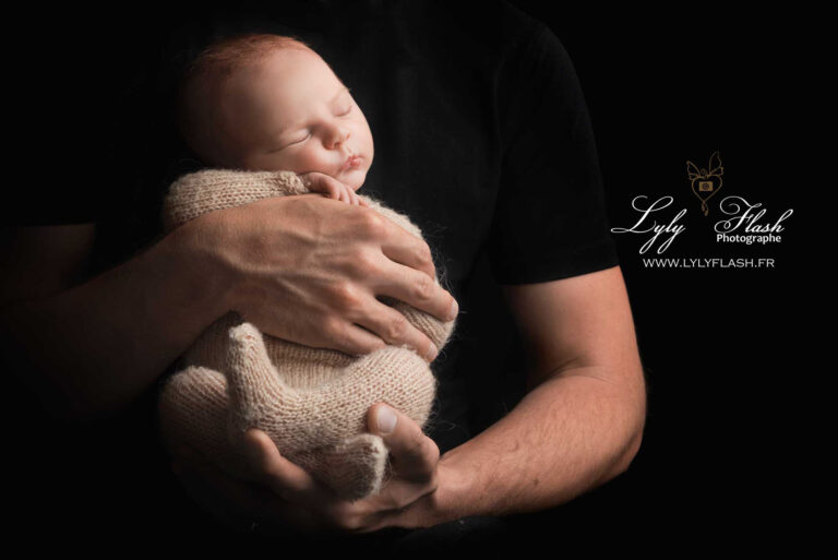 photo d un bébé qui dort dans les mains sécurisante de son papa