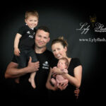 photo de famille pour ses fan de rugby pour célébrer la naissance de leur deuxième fils près de Toulon par la photographe studio Lyly Flash