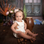 photo d une petite fille de 12 mois en studio photo pour un shooting très botanic. Un portrait qui met en valeur son beau visage