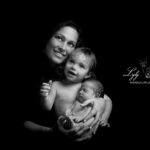 photographie de famille pour la naissance de cette petite fille avec son grand frère un souvenir de famille magnifique en noir et blanc