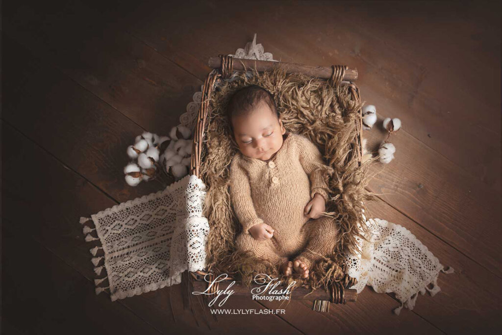 Photo naissance d'un beau bébé métissé quand le mélanges des cultures donne le plus beau cadeau du monde, une photographie douce et apaisante réalisée par la photographe spécialisée dans la photo de bébé dès la naissance pour une famille de Fréjus