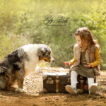 photo d'enfant en extérieur avec son chien de compagnie