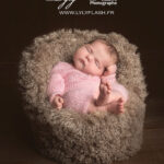 photo de naissance une petite fille pensive dans son fauteuil. Le portrait de naissance un indispensable de vos souvenir de famille