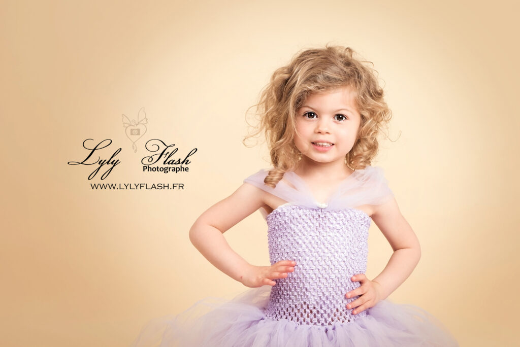 jolie portrait mode d une petite fille blonde en studio avec une belle robe tutu portrait réalise par la photographe près de La Roque-Esclapon