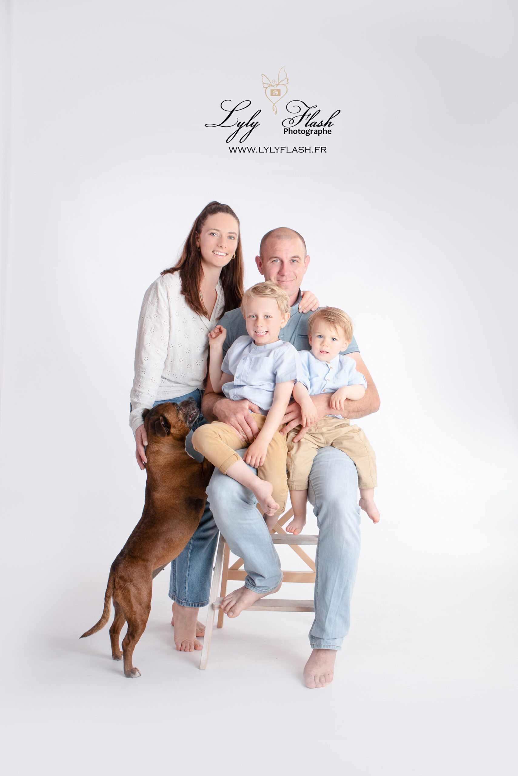 une photo de famille pleine de bonheur et de tendresse réalisée au studio photo pour faire un shooting photo intemporel Une famille heureuse, qui vie un moment de partage et de complicité pour une séance photo mémorable et une photographe qui sait gérer la lumière pour qu'elle soit douce et enrobante comme le confort de cette famille unie. Les famille du var et de Paca adorent venir raliser cette séance photo en famille