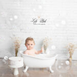 Qu'il est mignon ce bébé d' un dans sa mini baignoire a faire des bulles. Il y a même un gâteau pour son anniversaire. Un Shooting photo réalisé pour une famille de Hyères en studio