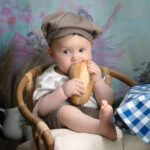 Le bébé d'un an croque dans sa mini baguette. Un vrai petit parisien des année 50 cetet photographie super mignone a été réalisée pour une famille de Nice pour le 1er anniversaire de leur petit garçon